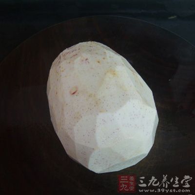 香芋帶上手套去皮洗淨