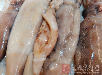 鱿魚去內髒去黑皮洗淨