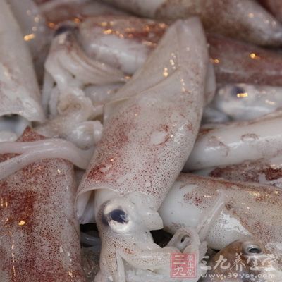 鱿魚洗淨去頭，把須子切成小段