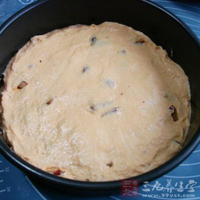 將發酵面放入盆內，加清水攪成面漿，再加入面粉和勻，發酵約2小時