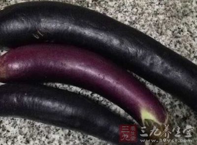 材料：茄子300克，青紅椒、洋蔥、蔥花、芝麻、醬油