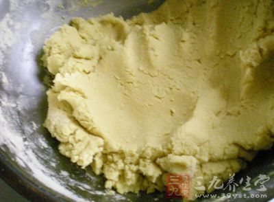 熱水沖倒入玉米粉中，用筷子攪散，晾涼