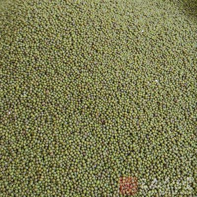 紅豆和綠豆在煮之前要用冷水浸泡一個小時 紅豆和綠豆在煮之前要用冷水浸泡一個小時