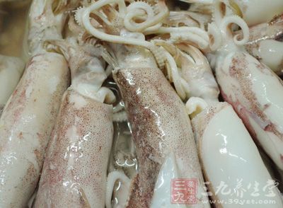 材料:鮮鱿魚(約1000克),紅尖椒末15克,綠尖椒末15克,香菜末10克 材料:鮮鱿魚(約1000克),紅尖椒末15克,綠尖椒末15克,香菜末10克