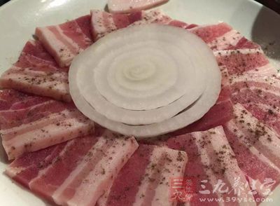 准備所需的五花肉