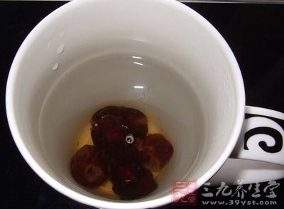 取一空碗，將紅棗放入加冷水浸泡