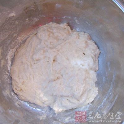 將酵母用溫水混合後倒入面粉中，加入溫水和成面糊