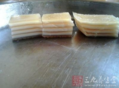 出鍋放涼，一定要完全涼透才好用刀切塊