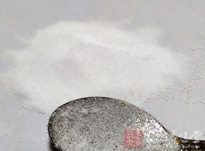 材料：凍海參1包，蔥段適量，鹽適量，雞精適量等