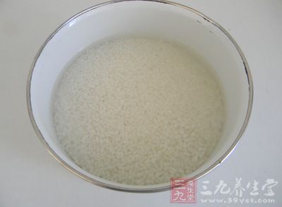 將大米150克浸泡一夜