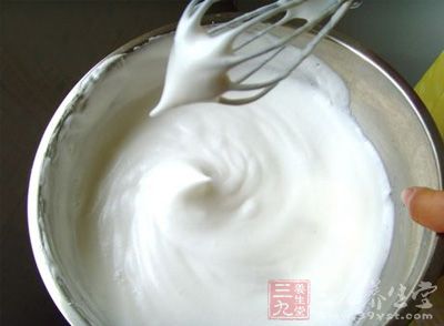 4個蛋白分次加入全部的糖打至濕性發泡