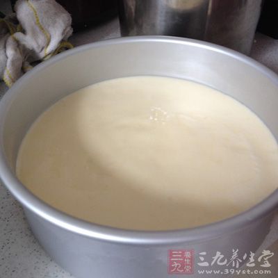 倒入八寸蛋糕模具，把氣泡震出