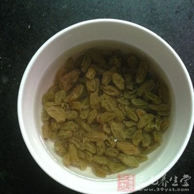 葡萄干去蒂、洗淨後用溫水泡軟