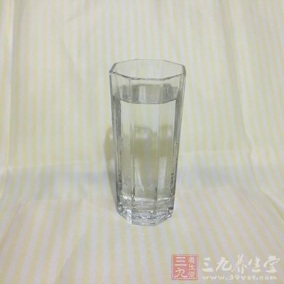 材料:白開水300克,白糖40克,瓊脂6克,豆沙球 材料:白開水300克,白糖40克,瓊脂6克,豆沙球