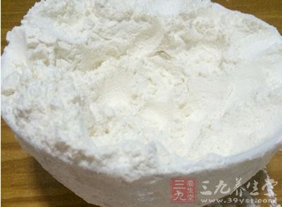 材料月餅皮:中筋面粉150克,吉士粉(奶粉也可)8克,轉化糖漿113克,枧水2克,熟花生油40克,鹽1克 材料月餅皮:中筋面粉150克,吉士粉(奶粉也可)8克,轉化糖漿113克,枧水2克,熟花生油40克,鹽1克