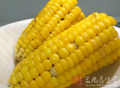 材料:新鮮甜玉米粒500克,甜玉米罐頭1罐,三花淡奶90毫升,水2500毫升,澱粉/果糖適量 材料:新鮮甜玉米粒500克,甜玉米罐頭1罐,三花淡奶90毫升,水2500毫升,澱粉/果糖適量