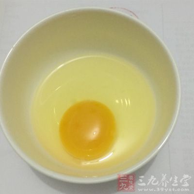 將土雞蛋打散，加糖順時針攪拌均勻