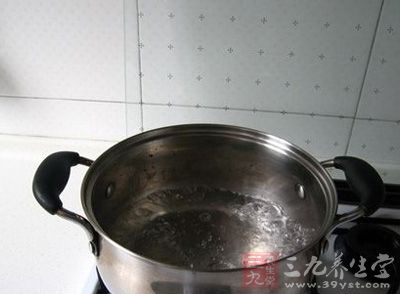 煮鍋加水燒開後，放入適量西米