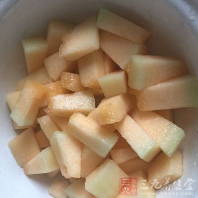 把哈密瓜切小塊