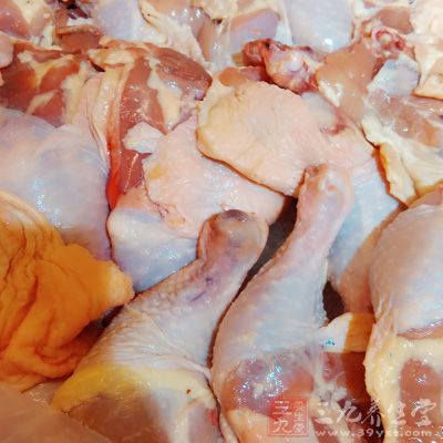 雞腿洗淨，用牙簽在雞腿上到處扎上小眼