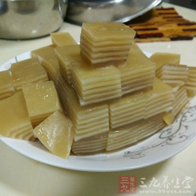 切成菱形狀，放蒸籠再蒸熱食