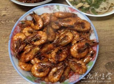 在家裡做一份油爆大蝦，既安全又好吃