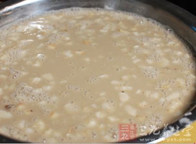 馬蹄肉切粒，放入生粉漿中，拌勻