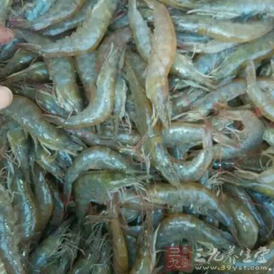 先把蝦的蝦腳和蝦須都剪掉
