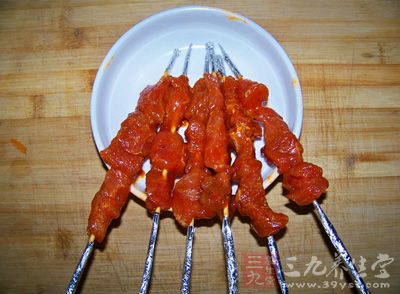 將肉條串在竹簽上，竹簽頭尾包錫紙