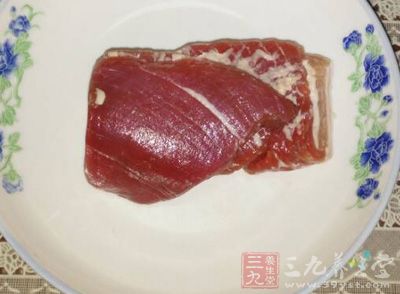 豬瘦肉切細絲，加少許生抽、鹽腌制10分鐘