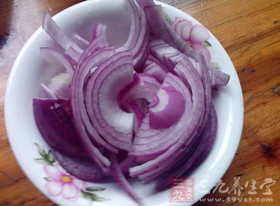 洋蔥去皮，洗淨，切成絲