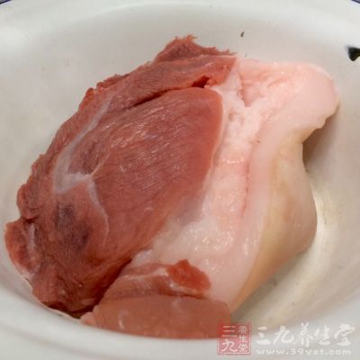 豬肉洗淨，切開，剁碎