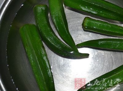 秋葵洗干淨，切去約2/3的蒂
