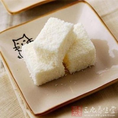脫模後切掉邊角，椰汁糕切塊裝盤