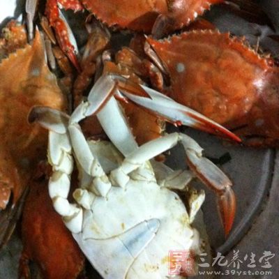 把大閘蟹用板刷洗淨