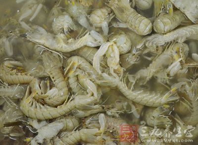 材料:大白蝦6個,白洋蔥50克g,雀巢三花淡奶適量等 材料:大白蝦6個,白洋蔥50克g,雀巢三花淡奶適量等