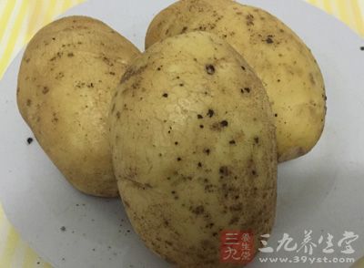 材料:土豆1個,胡蘿卜1個,洋蔥1個,米飯1碗,鹽0.25小匙 材料:土豆1個,胡蘿卜1個,洋蔥1個,米飯1碗,鹽0.25小匙