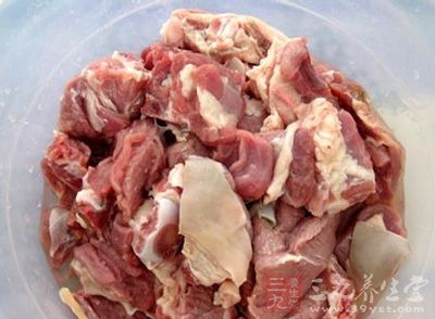 先把羊肉清洗干淨後，切成小塊