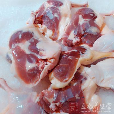 雞一只清理干淨，去除內髒和排洩器官