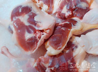 雞肉洗淨斬塊備用