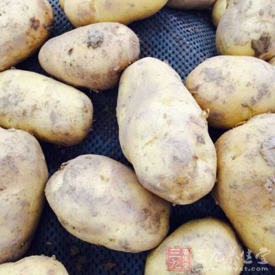 土豆切成與雞塊大小相同的塊狀