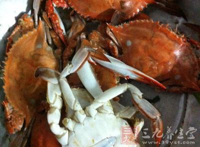 材料：蟹2只，牛奶，澱粉少量，洋蔥半個，咖喱粉適量，鹽少量，椰奶適量