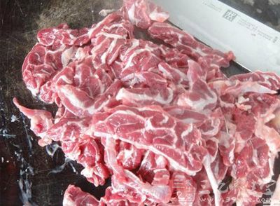 將牛肉片瀝干血水