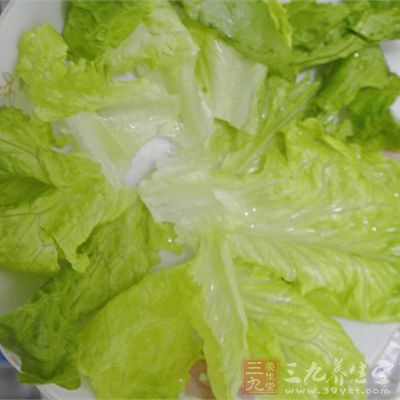 准備配菜，包飯用，這盤子都是生著吃的