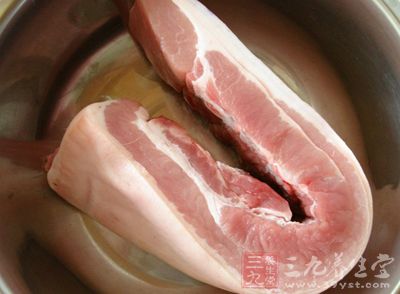准備好適量的豬肉 准備好適量的豬肉