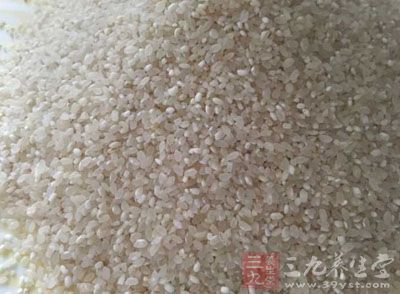 將准備好的米用水洗淨 將准備好的米用水洗淨