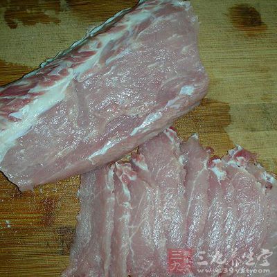 剔除筋膜，瘦肉切成很大的薄片，不用非常薄。用刀背把肉錘松