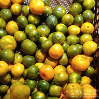 材料:蓮藕中段1個,橘子2只,烏酸酶3只,猕猴桃1只 材料:蓮藕中段1個,橘子2只,烏酸酶3只,猕猴桃1只