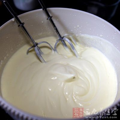 淡奶油用電動打蛋器稍稍打發至7分發泡的狀態