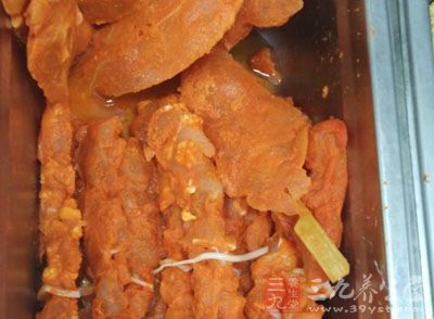 將准備好的裡脊肉(最好帶一點肥)洗淨